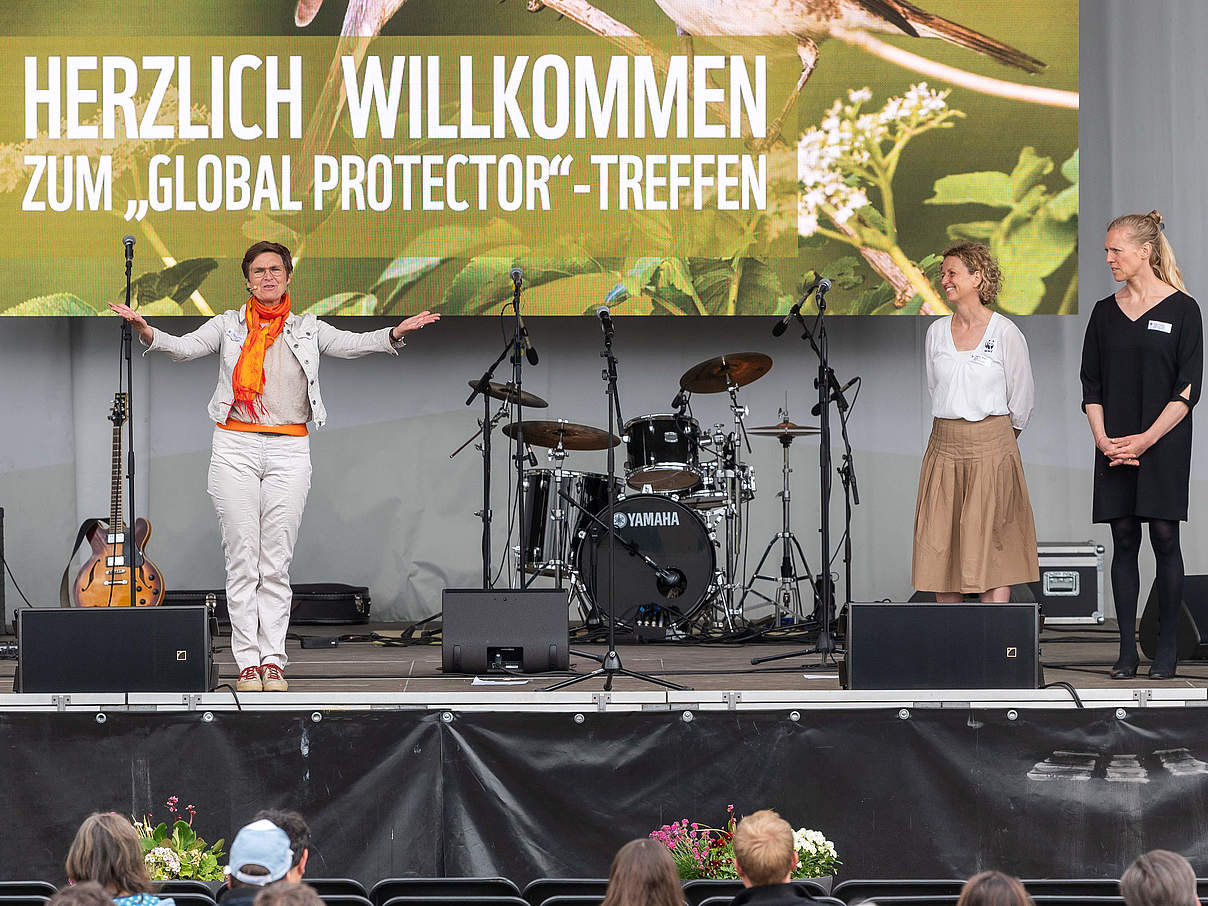 Katharina Wertenbruch, Fachbereichsleiterin Philanthropie begrüßt die „Global Protector“ in den Gärten der Welt. © Laurin Schmid