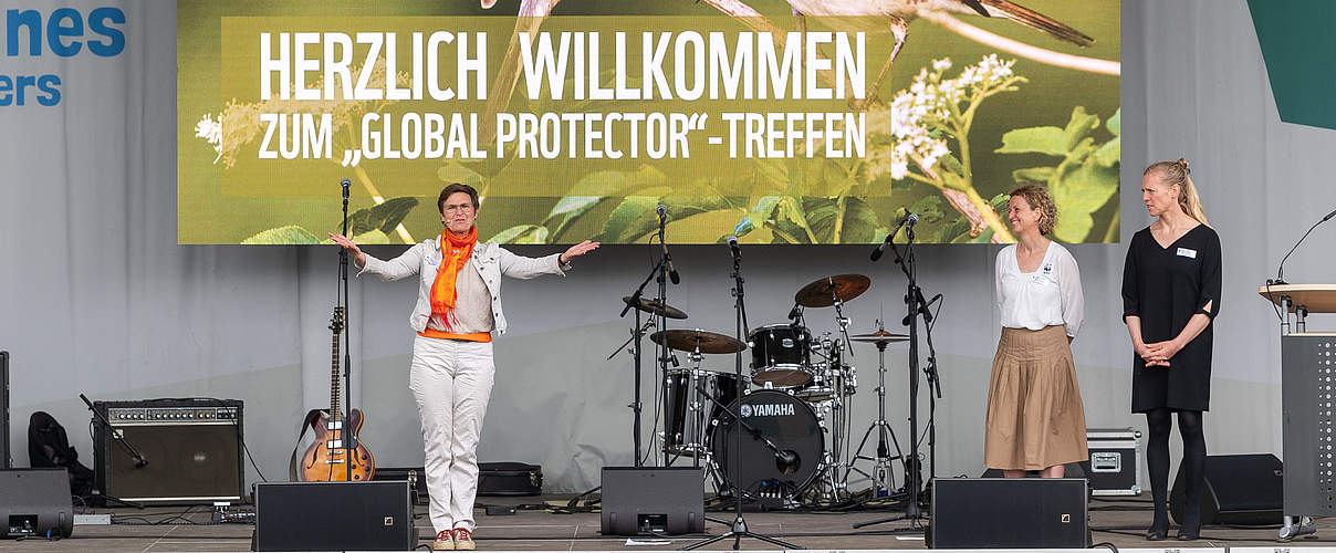 Katharina Wertenbruch, Fachbereichsleiterin Philanthropie begrüßt die „Global Protector“ in den Gärten der Welt. © Laurin Schmid