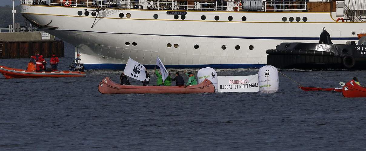 Protest der Umweltverbände (u.a. WWF) vor der Gorch Fock © Moritz Heck