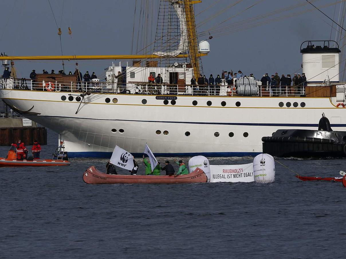 Protest der Umweltverbände (u.a. WWF) vor der Gorch Fock © Moritz Heck