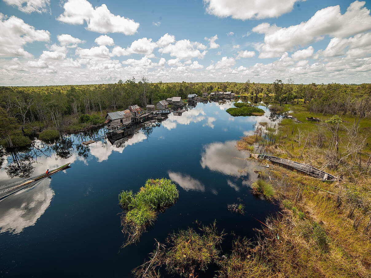 Ein Fischerdorf am Sebangu-Fluss.