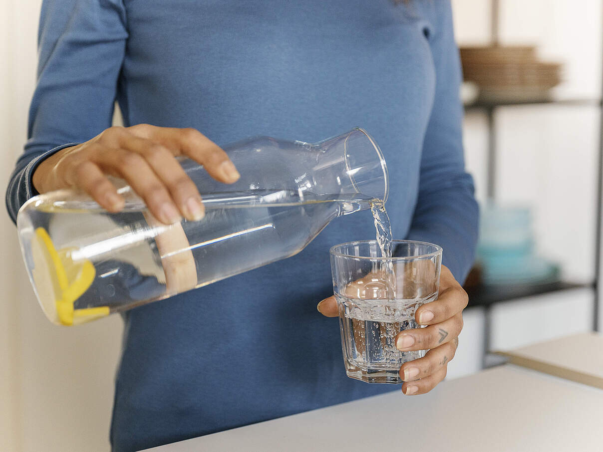 Leitungswasser aus einer Glasflasche © Franci Leoncio / iStock / GettyImages