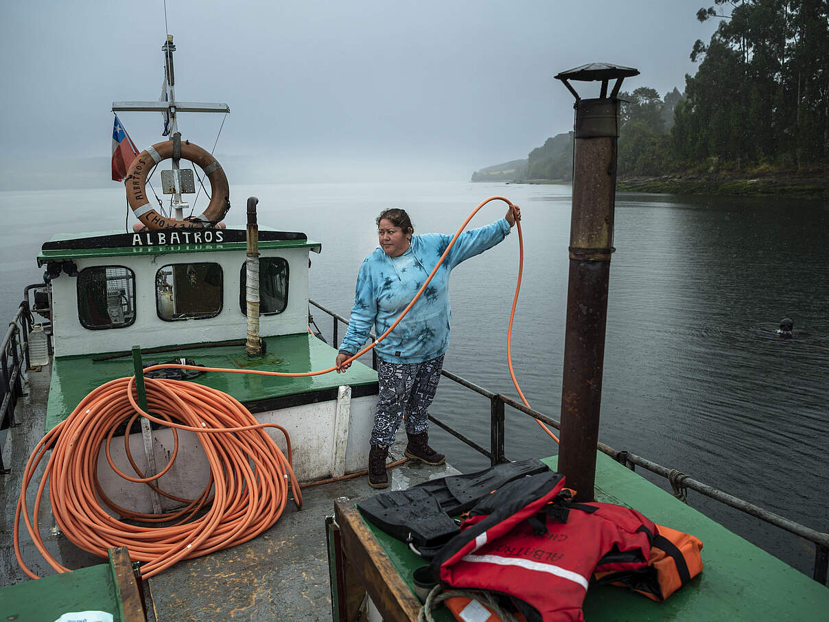 Eine Frau arbeitet auf einem Boot in Chile