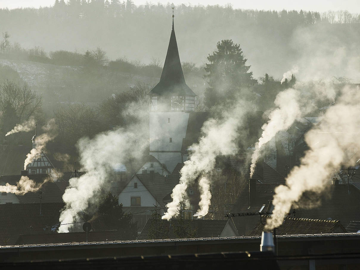 Rauchende Schornsteine in Oberstenfeld, Baden-Württemberg © IMAGO / avanti