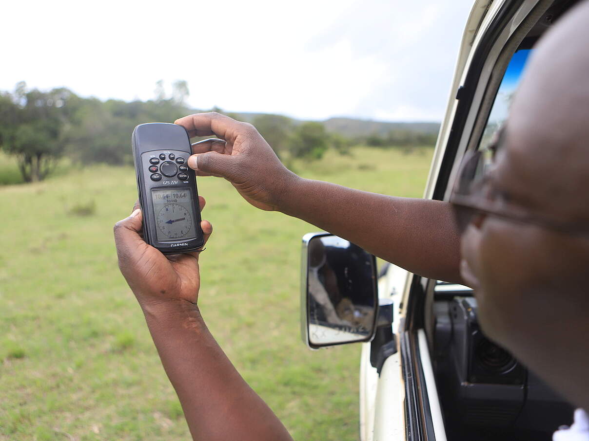 Evan Murithi versucht die Koordination von David via Tracking zu orten © WWF Kenia