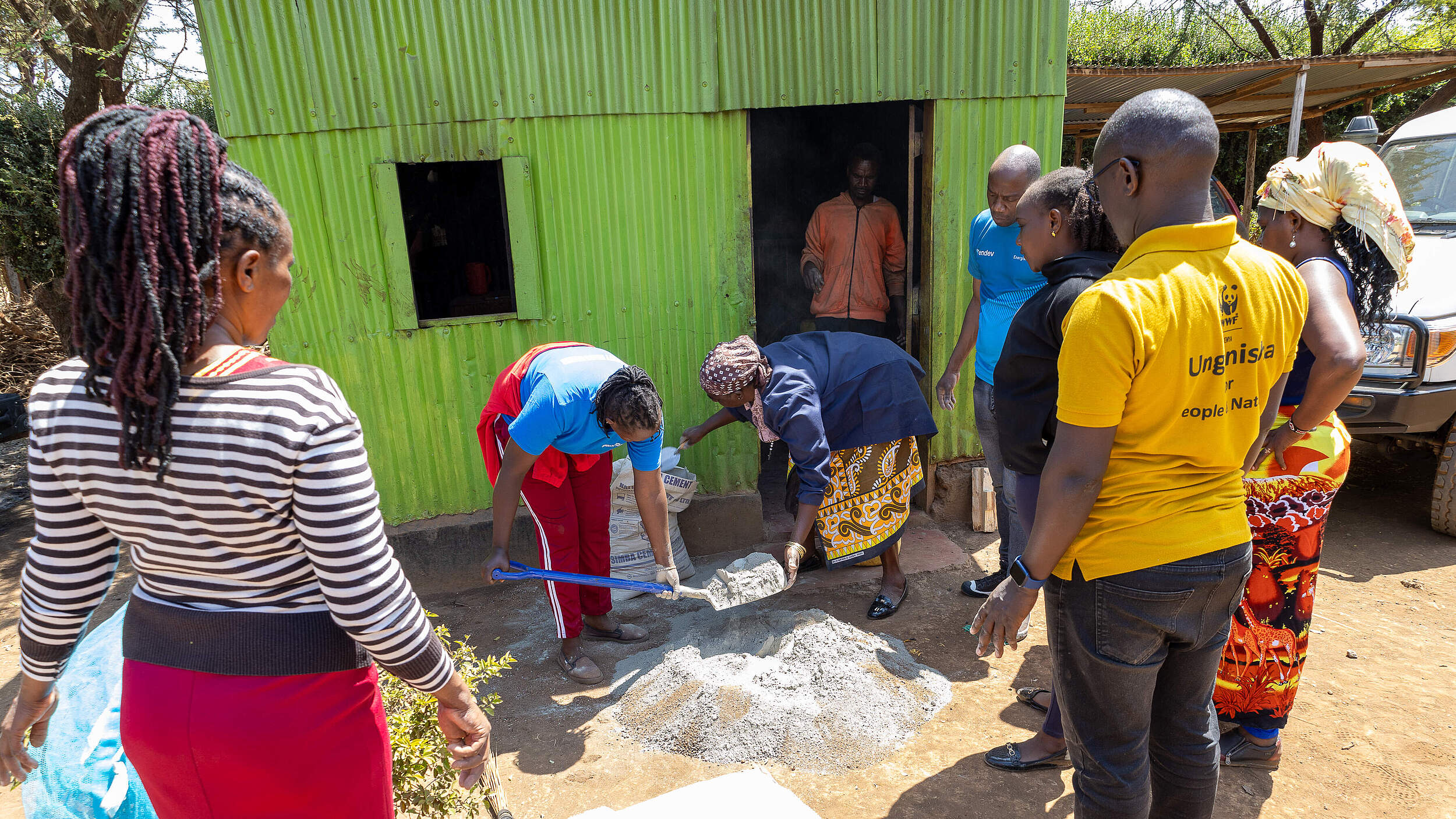 Frauen bereiten die Materialien für den Bau eines modernen Ofens vor © WWF Kenia