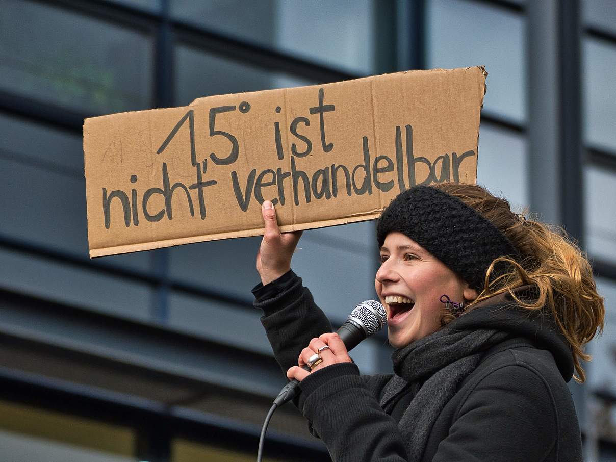 Luisa Neubauer spricht beim Klimastreik am 22.10.2021 in Berlin © WWF / Alexander Puell