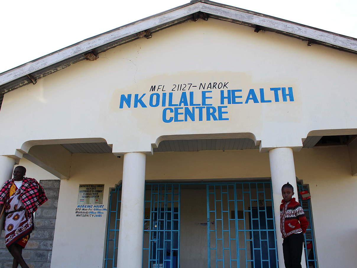 Der Eingang des Nkoilale Health Center © Nina Dohm / WWF