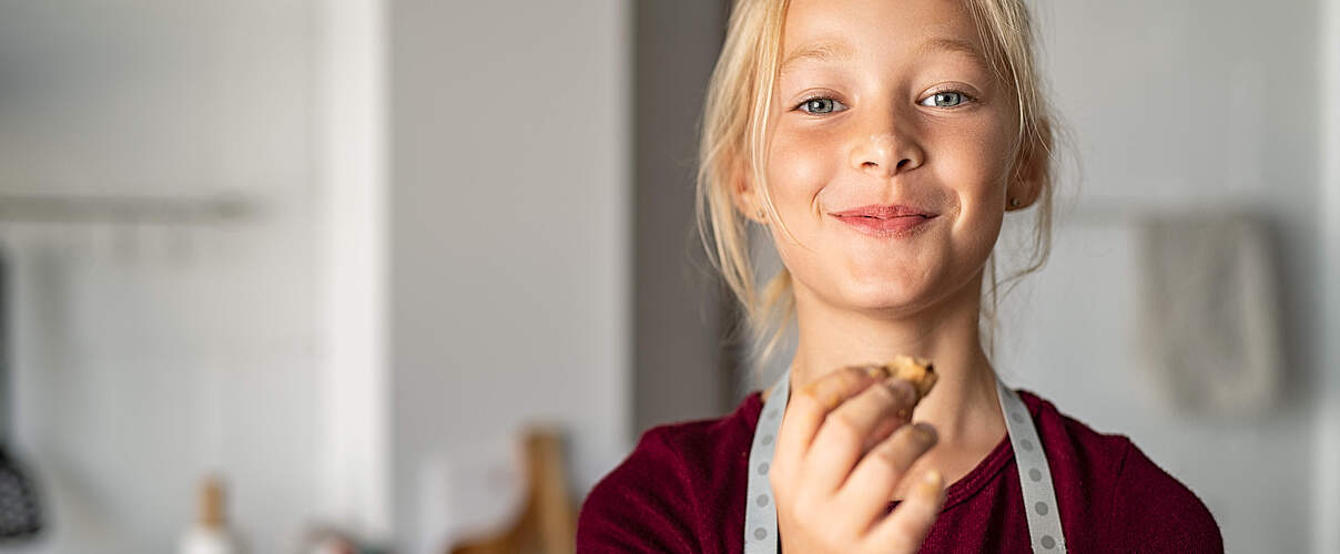 Mädchen ist einen Keks 