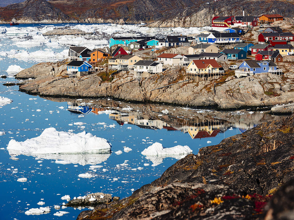 Blick auf die Küstenstadt Ilulissat, Grönland, die direkt in die Felsen an der Westküste gebaut wurde.