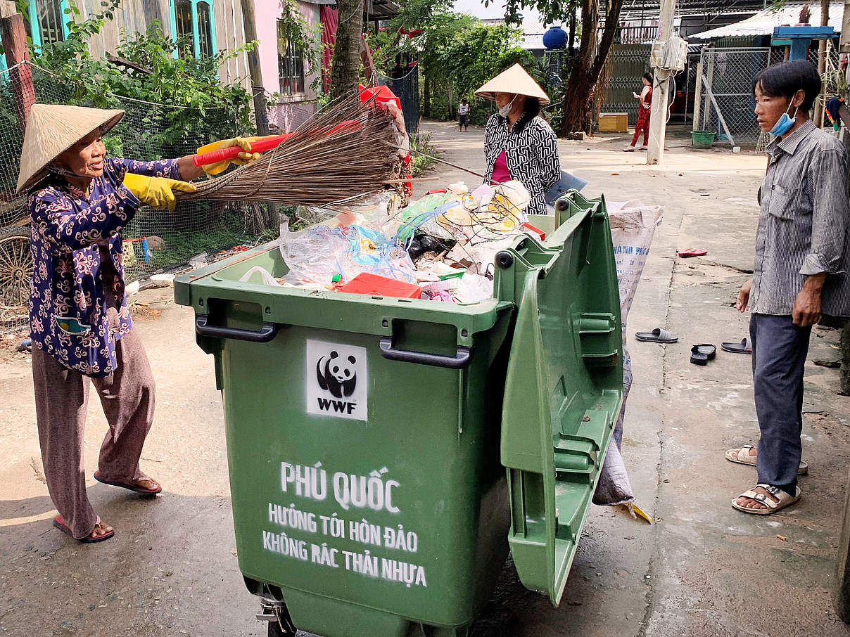 Gemeinsame Müllentsorgung in Kooperation mit Kaldewei © Nguyen Minh Duc / WWF Vietnam