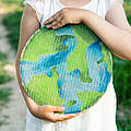 Kind hält die Erde © Anastasiia Stihailo / iStock / Getty Images
