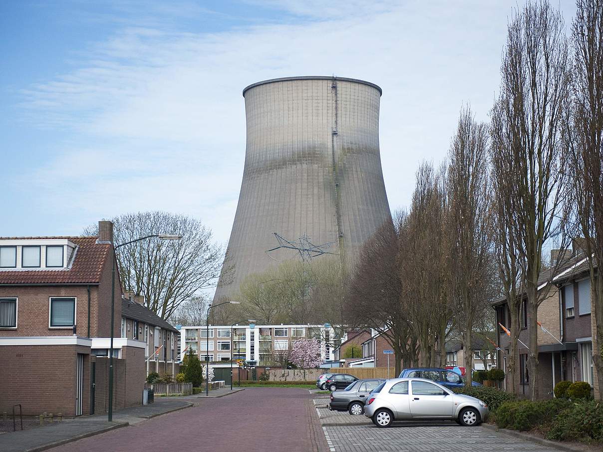 Kühlturm im RWE-Kraftwerk Geertruidenberg, Niederlande. © IMAGO / agefotostock