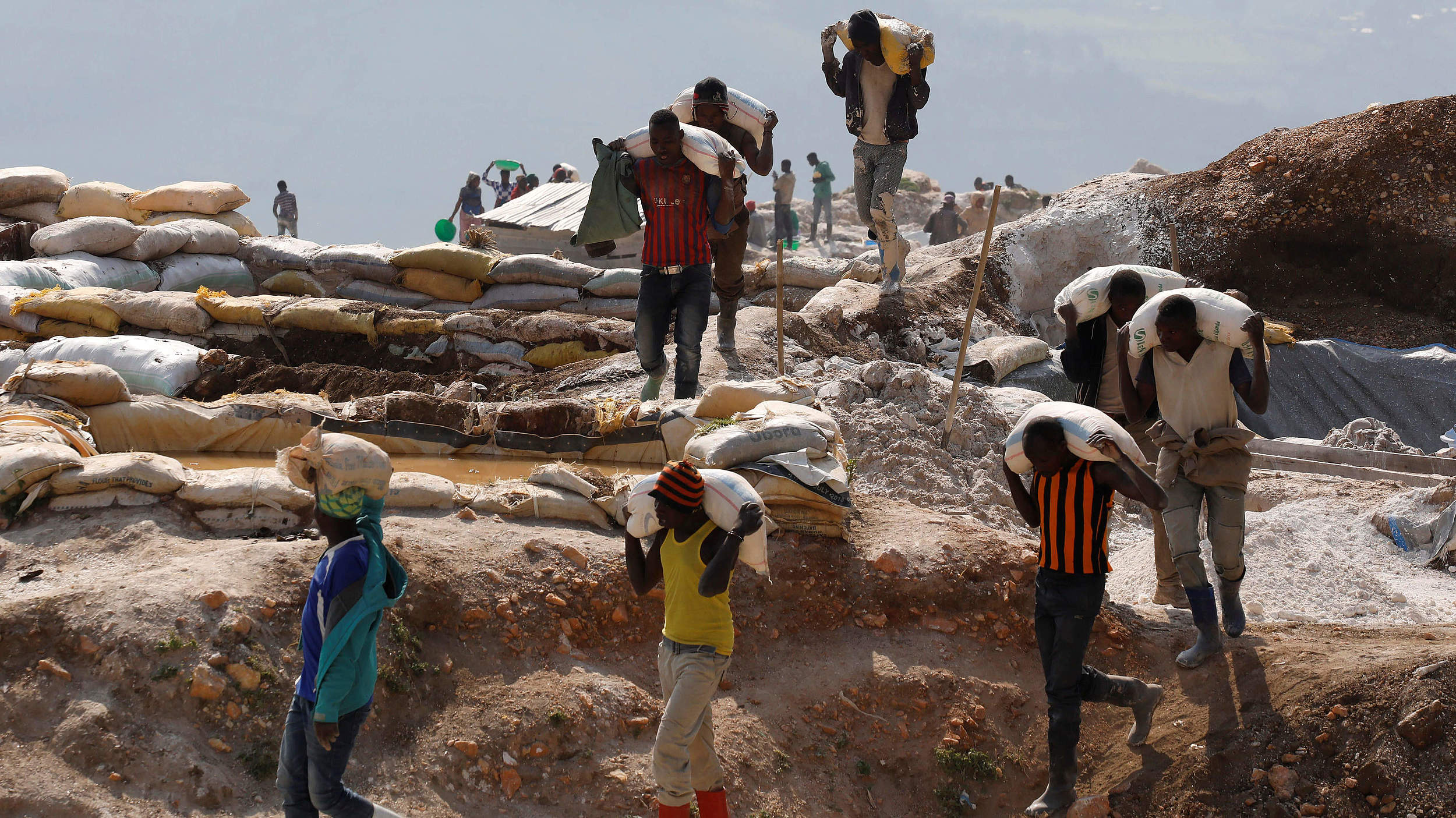 Arbeiter mit Coltan-Säcken © Baz Ratner / picture alliance / Reuters