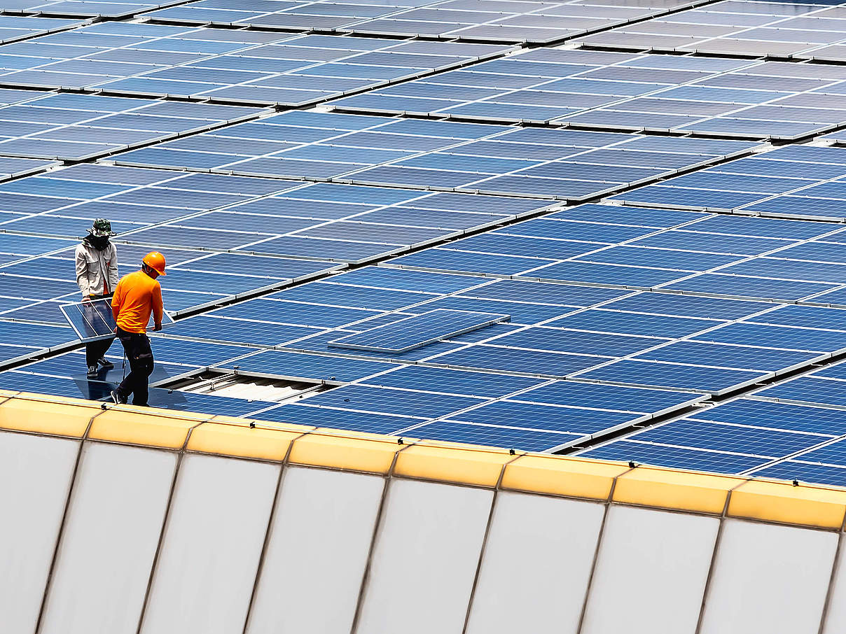 Aufbau einer Solaranlage © Appfind / iStock / Getty Images