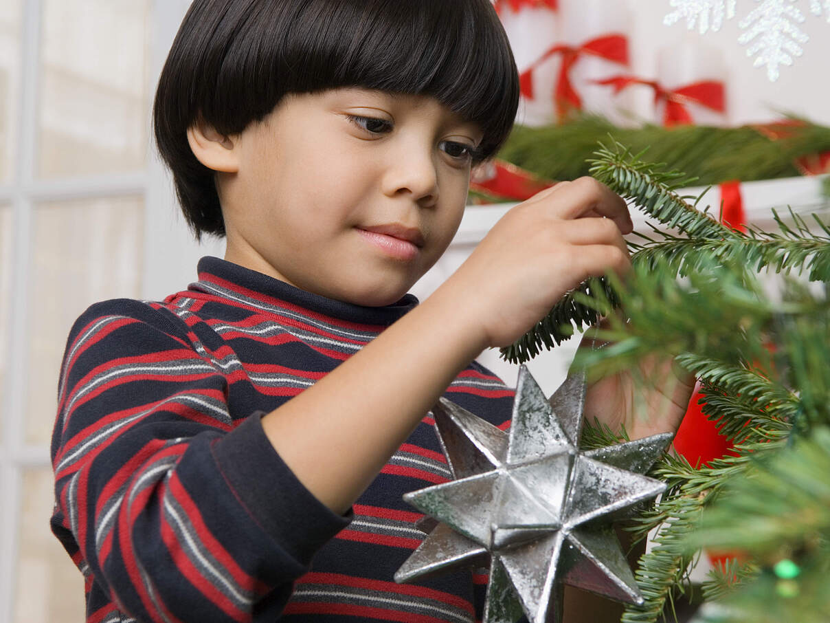 Der Weihnachtsbaum wird dekoriert © Thinkstock Photos Der Weihnachtsbaum wird dekoriert © Thinkstock Photos