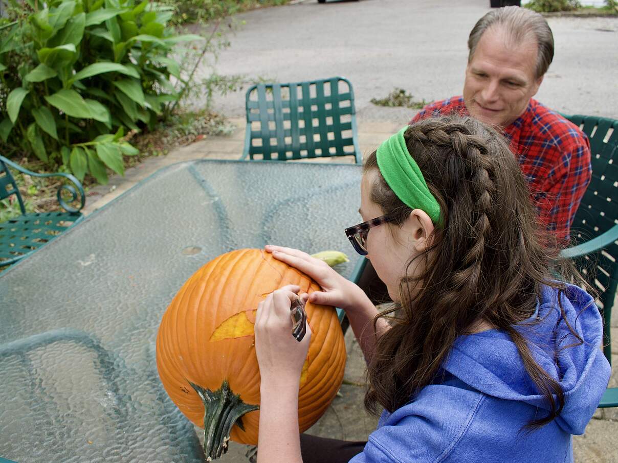 Schnitze den Kürbis gemeinsam mit einem Erwachsenen