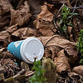 Plastikbecher in der Umwelt © Elizabeth Dalziel / WWF-UK