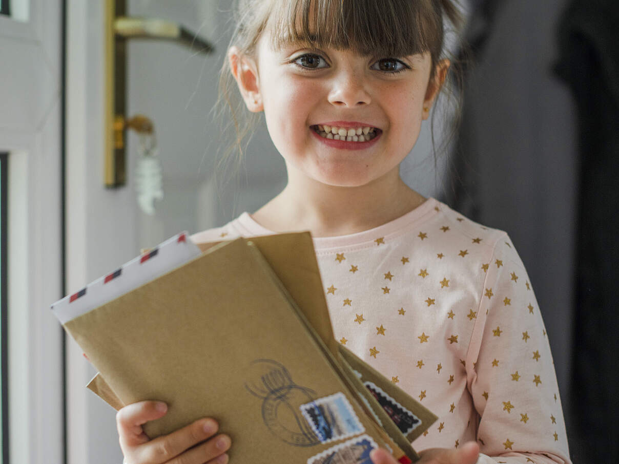 Mädchen mit Briefen