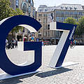 Die Fahne von Großbritanien am G7 Logo vor einem Info Stand auf dem Münsterplatz in Bonn - Treffen der G7 Finanzminister