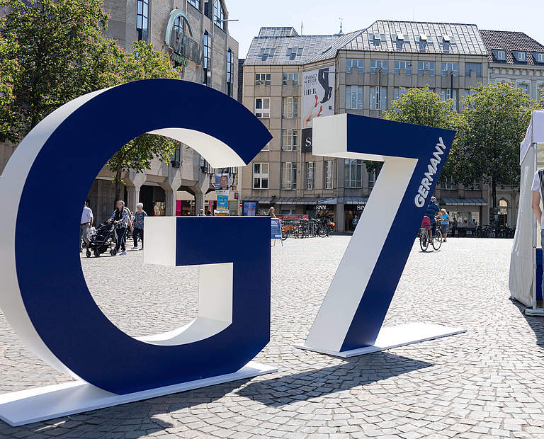 Die Fahne von Großbritanien am G7 Logo vor einem Info Stand auf dem Münsterplatz in Bonn - Treffen der G7 Finanzminister