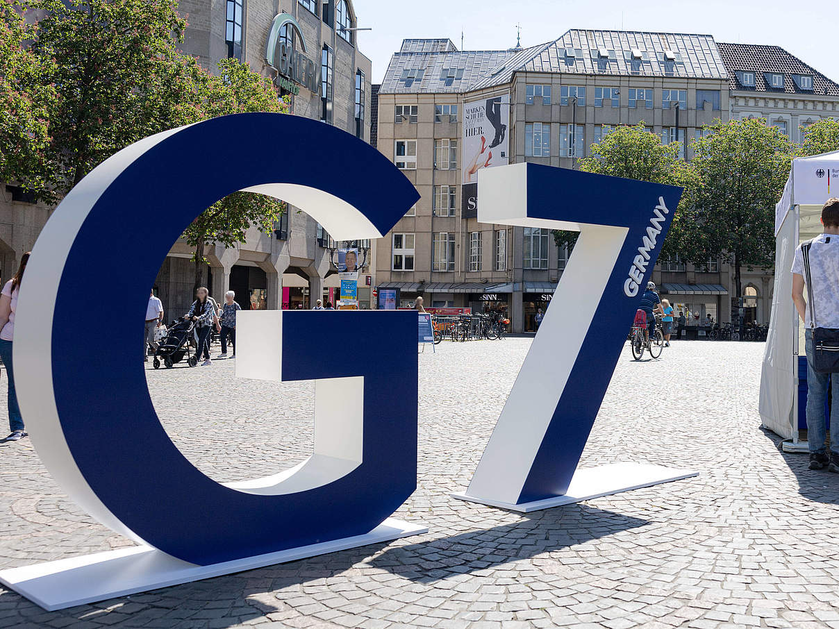 Die Fahne von Großbritanien am G7 Logo vor einem Info Stand auf dem Münsterplatz in Bonn - Treffen der G7 Finanzminister