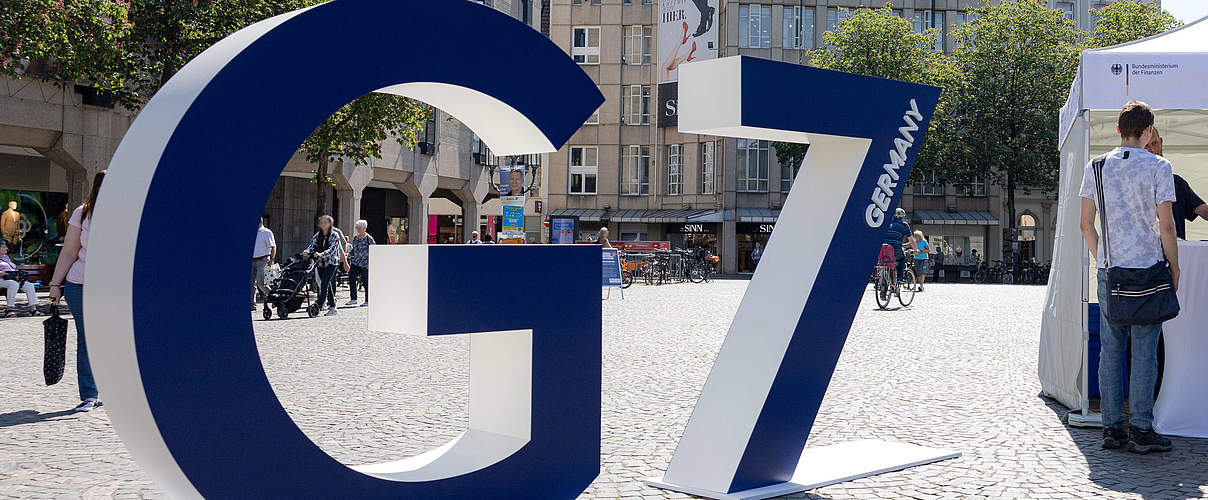 Die Fahne von Großbritanien am G7 Logo vor einem Info Stand auf dem Münsterplatz in Bonn - Treffen der G7 Finanzminister