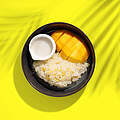 Klebreis mit Mango und Kokos