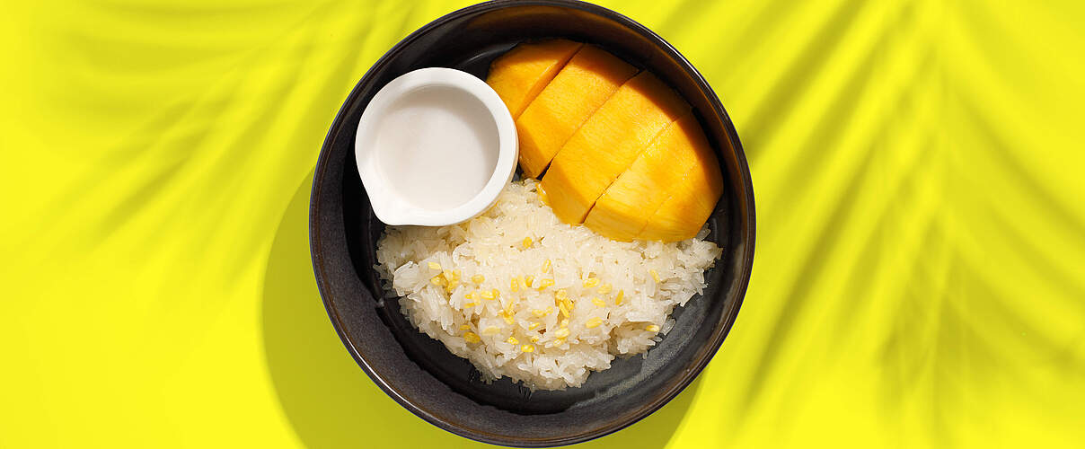 Klebreis mit Mango und Kokos