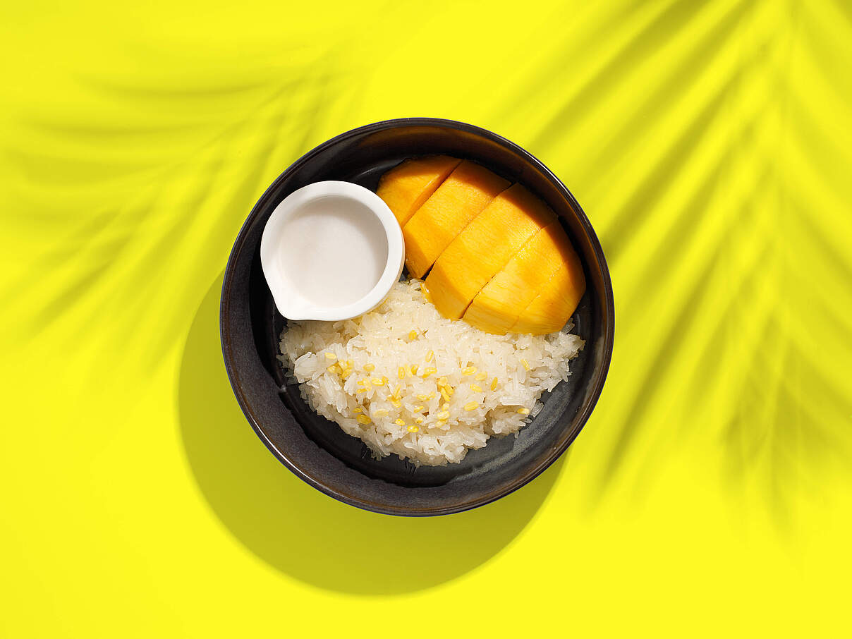 Klebreis mit Mango und Kokos