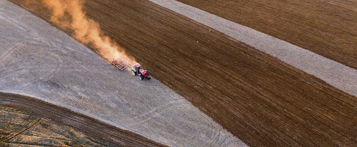 Traktor auf einem Feld © Getty Images