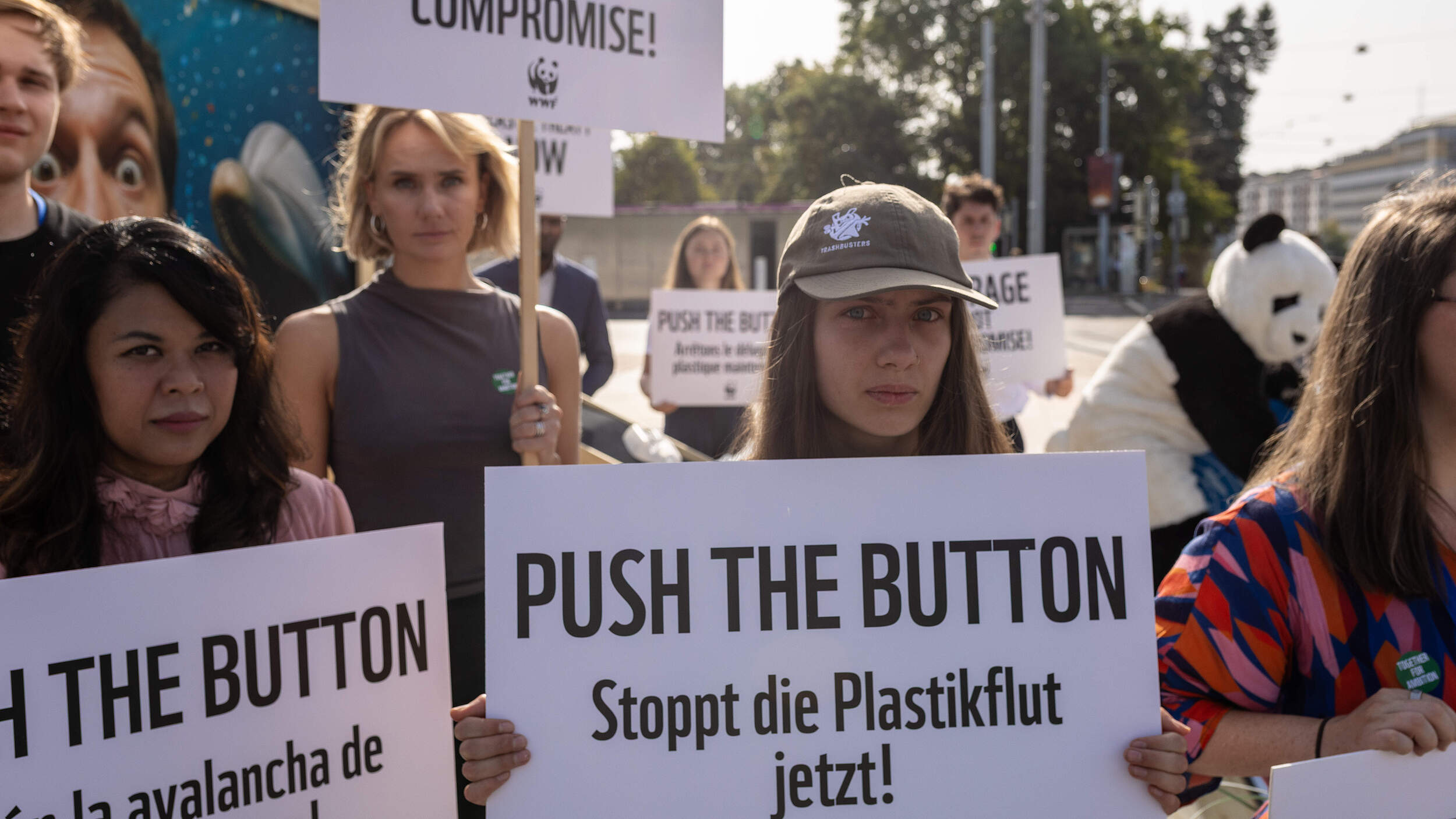 WWF-Aktion bei den Verhandlungen zu einem globalen Plastikabkommen in Genf