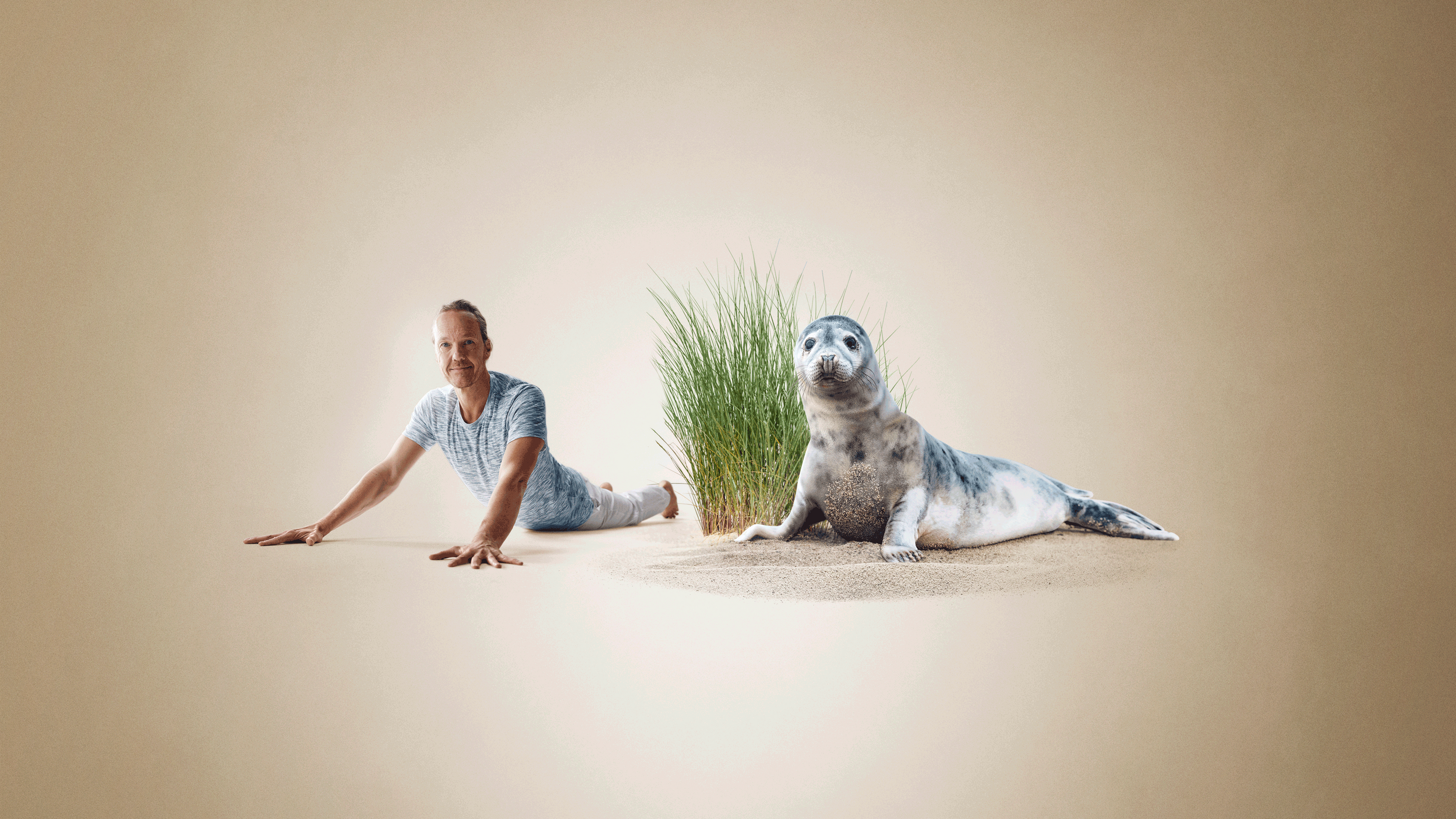 Patrick Broome macht die Robbe für die Robbe. © Yogagold / Per Kasch