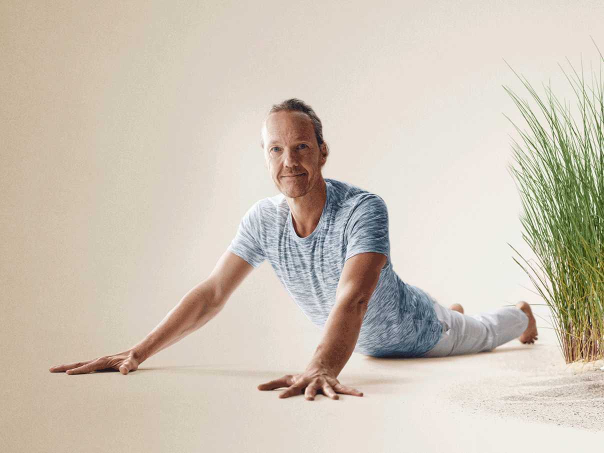 Patrick Broome macht die Robbe für die Robbe. © Yogagold / Per Kasch Patrick Broome macht die Robbe für die Robbe. © Yogagold / Per Kasch