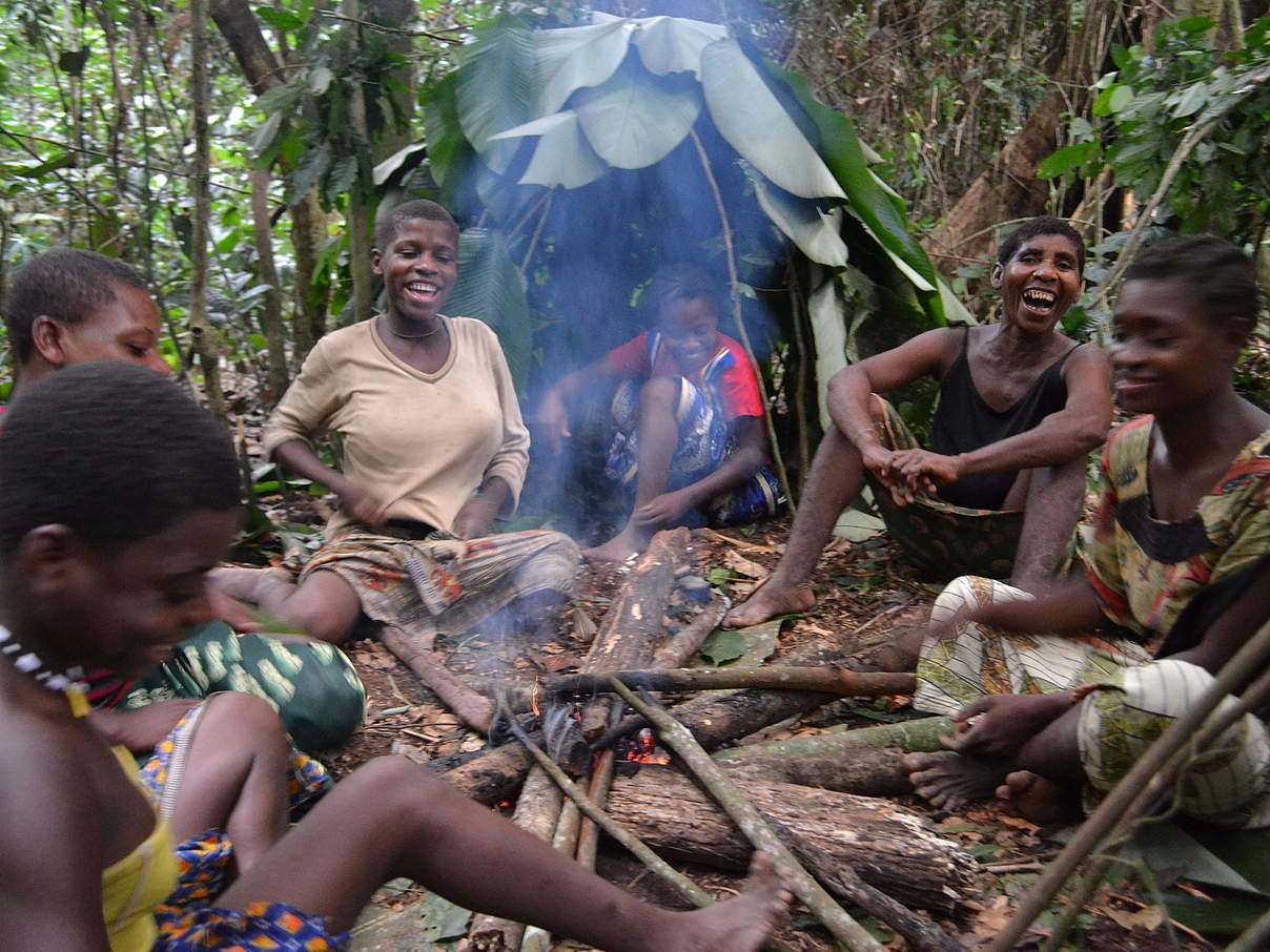 Gruppe Baaka-Frauen um eine Feuerstelle © OrgiNations