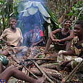 Gruppe Baaka-Frauen um eine Feuerstelle © OrgiNations