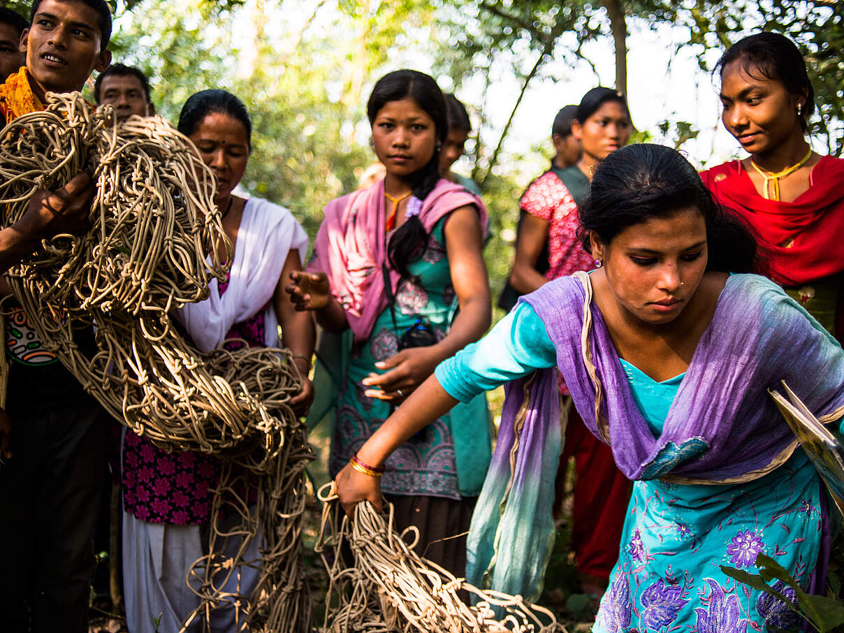 Community-Rangerinnen entfernen eine Falle in der Terai Arc © Gary Van Wyk / The Ginkgo Agency / Whiskas / WWF-UK