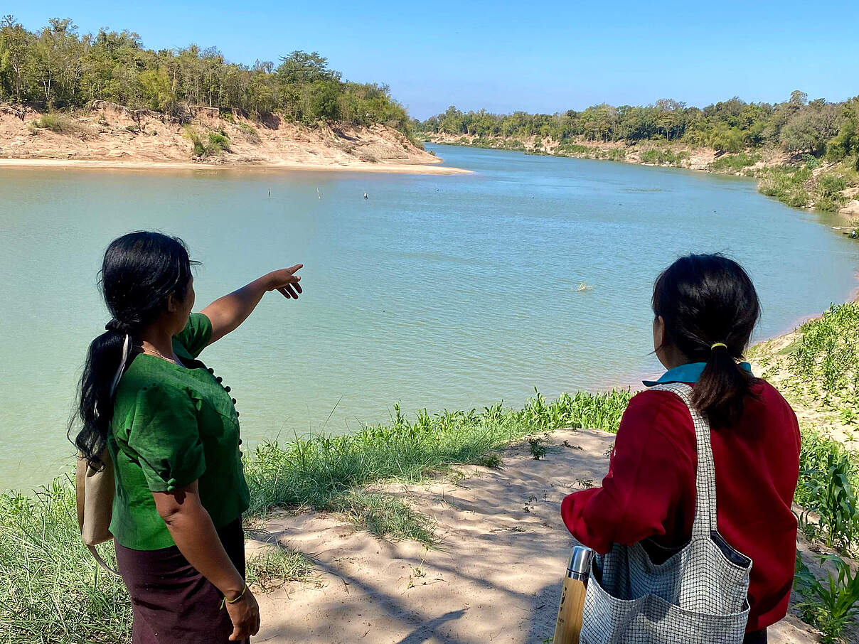 Zwei Frauen, ein Engagement: Links ein neues Mitglied des FCZ-Komitees, rechts Honkeo, Projektleiterin des WWF Laos