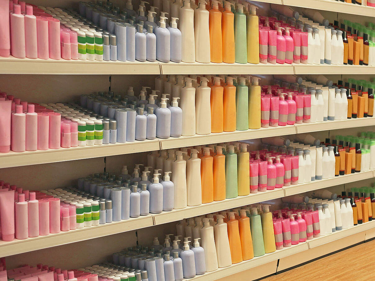 Supermarktregal voller Plastik-Verpackungen 