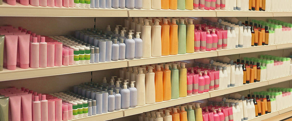 Supermarktregal voller Plastik-Verpackungen 