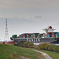 Containerschiff an der Unterelbe © Sabine Vielmo 