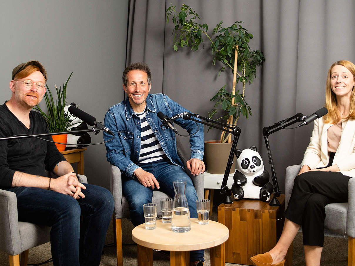 Willi Weitzel (Mitte) zu Gast bei Luise und Klaus im WWF-Podcast © Fabian Schuy / WWF Deutschland Willi Weitzel (Mitte) zu Gast bei Luise und Klaus im WWF-Podcast © Fabian Schuy / WWF Deutschland