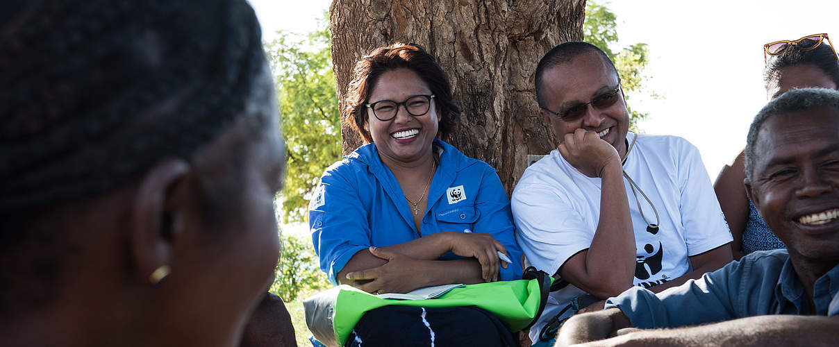 WWF-Mitarbeiter beraten mit der lokalen Bevölkerung über das Küstenschutzprogramm auf Madagaskar © Nick Riley / WWF-Madagascar