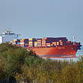 Containerschiff an der Unterelbe © Sabine Vielmo 