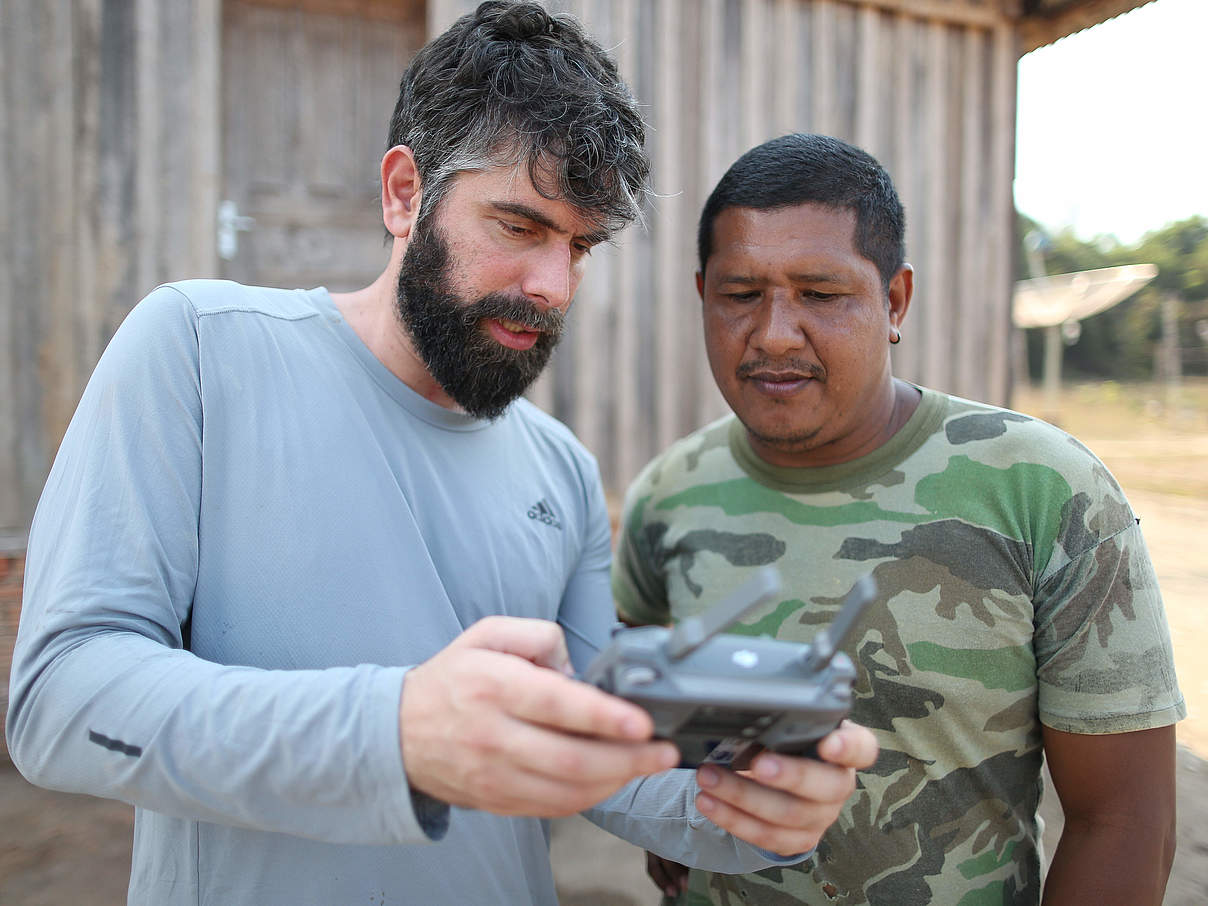 Der WWF-Brasil-Mitarbeiter zeigt dem Jahui-Anführer Nilcélio Jahui, wie man eine Drohne bedient © Michael Dantas / WWF-Brasil
