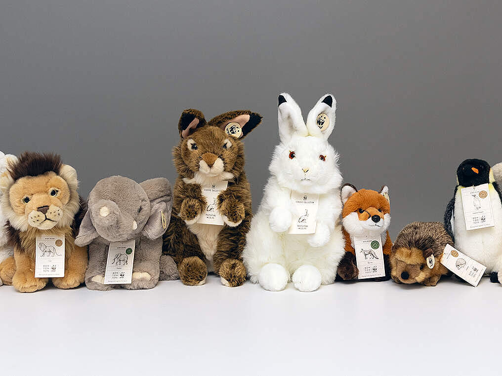 Unsere süßen Kuscheltiere, jetzt im WWF Shop.