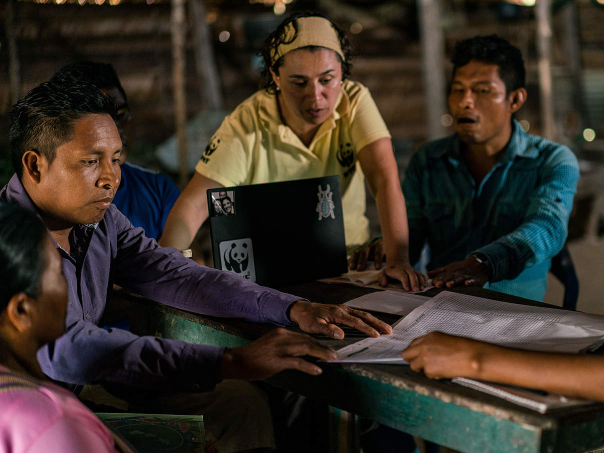 Ein Team vom WWF und indigenen Organisationen analysiert Daten in Kolumbien © Luis Barreto / WWF UK