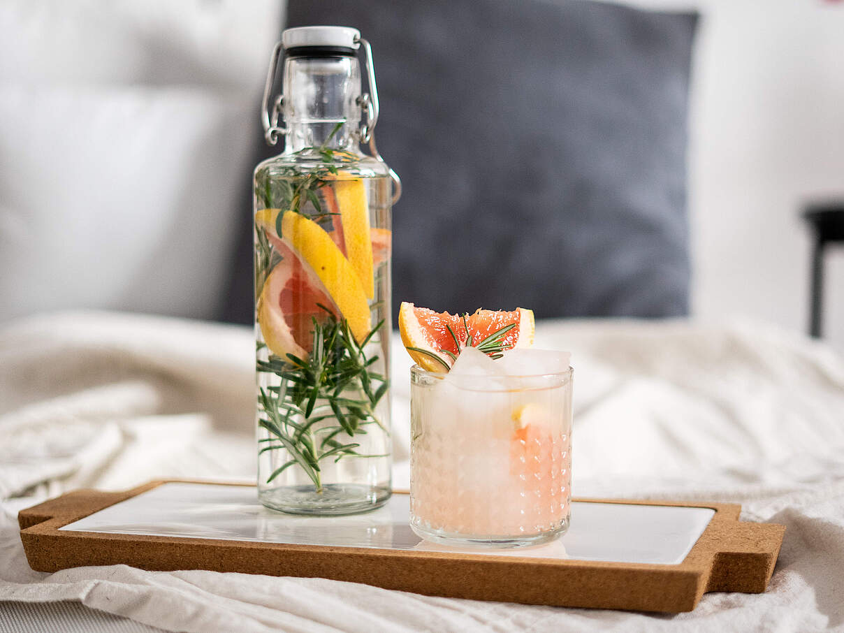 Drinks auf einem Servierbrett © Soulbottles