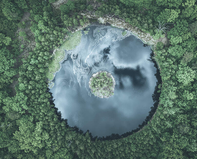 Runder See mit Insel in der Mitte © Lukasz Szczepanski / iStock / Getty Images