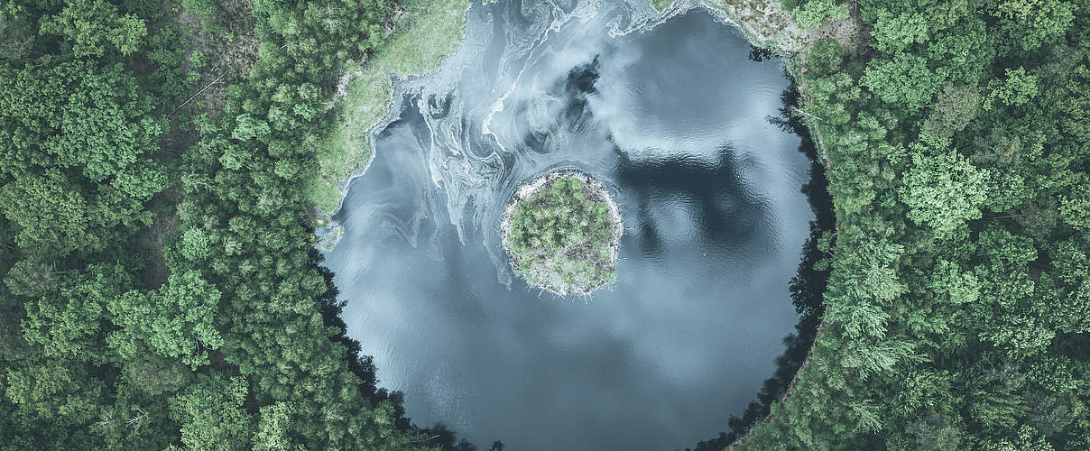 Runder See mit Insel in der Mitte © Lukasz Szczepanski / iStock / Getty Images